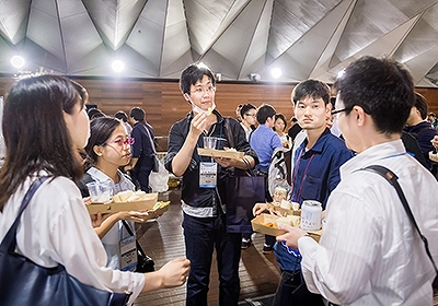 イベント会社のニューズベース｜エンジニア同士の交流が会場の各所で生まれていました。