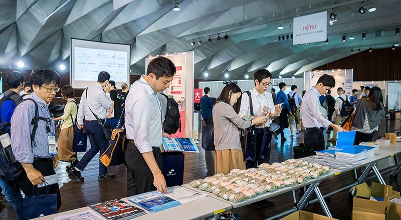 イベント会社のニューズベース｜ついたてで仕切ったオープンな会場は、各会場の盛り上がりがダイレクトに伝わってきます。