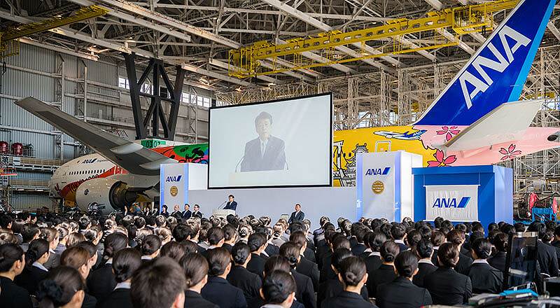 イベント会社のニューズベース｜航空業は一人、１社の力では成立しません。所属会社や職種が違えどグループ入社式の形をとることで入社初日から連帯感を感じてもらうように工夫しています。