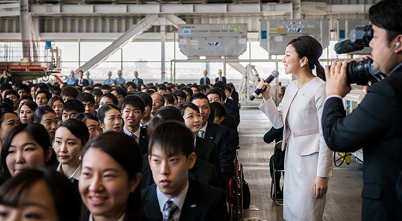 イベント会社のニューズベース｜アナウンサーに扮した女性社員が新入社員にインタビューを行い、その様子をライブ中継します。